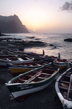 Balıkçı tekneleri Santo Antao Adası'nın kayalık Plajı'nda. Romantik tozlu günbatımı ışığı. Ponta yapmak Sol, Cape Verde - 08 Aralık 2015