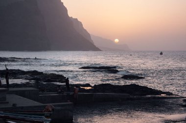 Güzel gün batımı akşam Santo Antao Adası'nın kayalık sahilinde. Yürüyüş ve güneş, dağlar ve okyanus izlerken insan. Ponta yapmak Sol, Cape Verde - 08 Aralık 2015