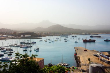 Tekneler ve gemiler ile Sao Vicente adada Porto Grande terminal. Mindelo, Cape Verde - 07 Aralık 2015