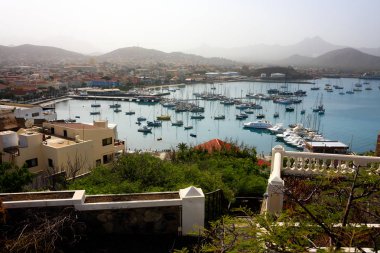 Sao Vicente Marina Adası, tekneler ve yatlar ve Mindelo liman kenti. Mindelo, Cape Verde - 07 Aralık 2015 