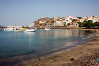 Teknelerden Sao Vicente Marina Adası. Görünür Fort Rei ve deniz port ajansı Amp yap. Mindelo, Cape Verde - 07 Aralık 2015