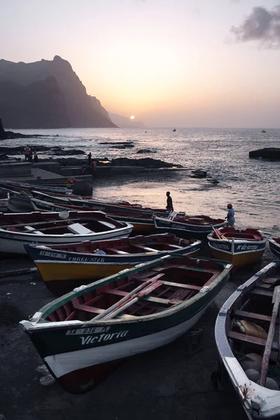 Rybářské Lodě Skalnaté Pláži Ostrova Santo Antao Romantický Zaprášené Slunce — Stock fotografie