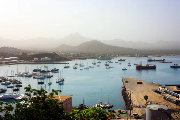 Tekneler ve gemiler ile Sao Vicente adada Porto Grande terminal. Mindelo, Cape Verde - 07 Aralık 2015