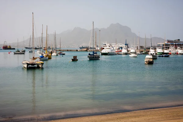 Tekneler ve yatlar Sao Vicente Marina Adası. Mountian görünür yüzü. Mindelo, Cape Verde - 07 Aralık 2015