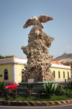 Heykel - Sacadura Cabral ve Gago Coutinho Mindelo şehir üzerinden saygı kartal. İlk hava geçişi, Güney Atlantik Mindelo, Cape Verde - 07 Aralık 2015 76 yıldönümü anma