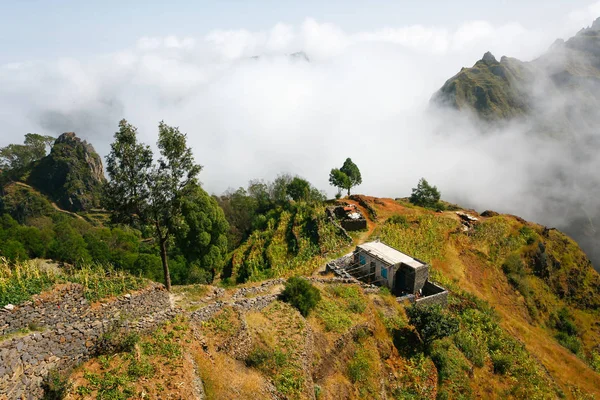 Bulutlar Tepelik Kırsal Manzara Köy Evi Tarım Arazileri Santo Antao — Stok fotoğraf