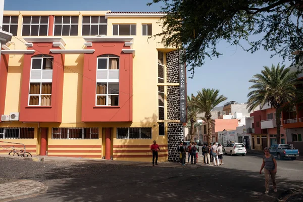 Étudiants Bâtiment Université Jean Piaget Mindelo Cape Verde Décembre 2015 — Photo