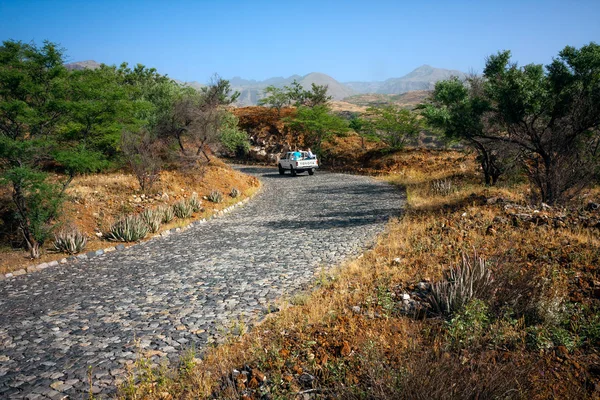 Santo Antao Tepeler Arasında Taş Yol Virajlı Turistler Toyota Kamyonda — Stok fotoğraf