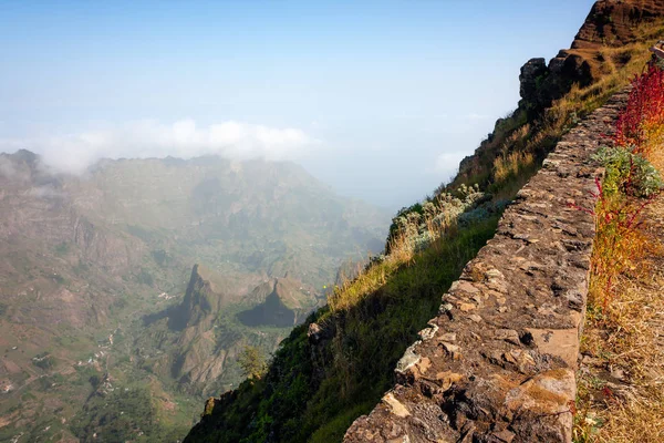 Cabo Verde paisagem montanhas vulcânicas bordas rochosas — Fotografia de Stock