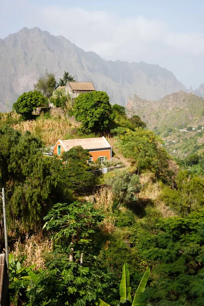Cabo Verde fantastické krajiny vesnické domky ve vysokých horách Royalty Free Stock Obrázky