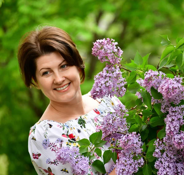 Una Mujer Sonriente Jardín Lila — Foto de Stock