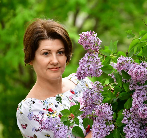 Een Vrouw Van Volwassenen Een Lila Tuin — Stockfoto