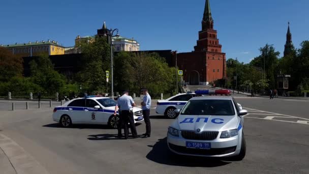 Moscú, Rusia - 12 de mayo. 2018. Coches de la policía de carretera en el fondo del Kremlin — Vídeos de Stock