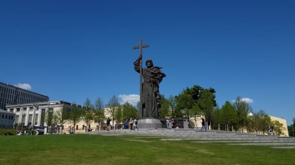 Moskva, Ryssland - 12 maj. 2018. monument till Prince Vladimir i Borovitskaya Square — Stockvideo