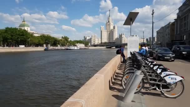 Moscow, Russia - May 12. 2018. bicycle parking on background of skyscraper on Kotelnicheskaya Embankment — Stock Video