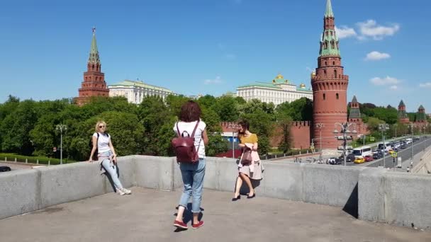 Moskva, Ryssland - 12 maj. 2018. unga flickor är fotograferade på bakgrund av Kreml — Stockvideo