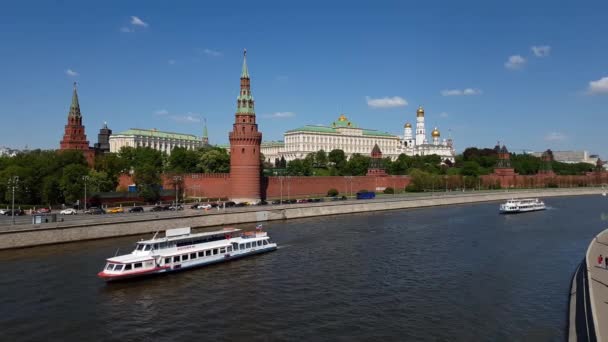 Moskou, Rusland - 12 mei. 2018. pleziervaartuigen aan de rivier in de buurt van het Kremlin — Stockvideo