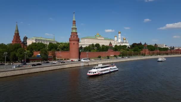 Moscou, Rússia - 12 de maio. 2018. Barcos de recreio no rio perto do Kremlin — Vídeo de Stock