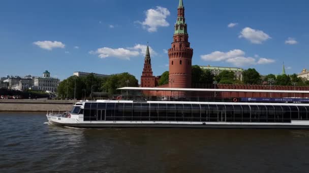 Moskou, Rusland - 12 mei. 2018. de grote pleziervaartuigen aan de rivier in de buurt van het Kremlin — Stockvideo