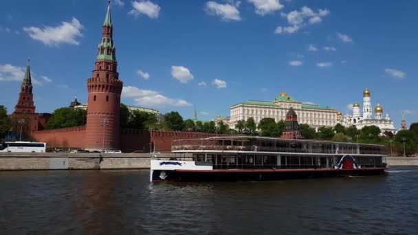 Moscou, Rússia - 12 de maio. 2018. Grandes barcos de recreio no rio perto do Kremlin — Vídeo de Stock