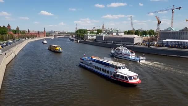 Moskou, Rusland - 12 mei. 2018. pleziervaartuigen over de rivier Moskva — Stockvideo