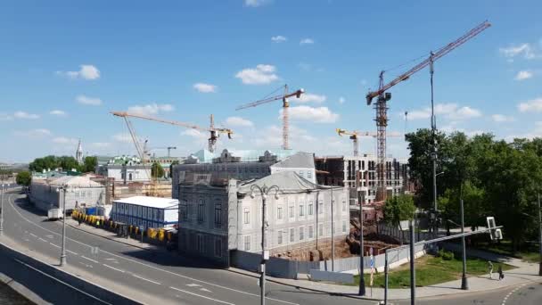 Moskou, Rusland - 12 mei. 2018. de bouwplaats met kranen op eiland Baltschug — Stockvideo