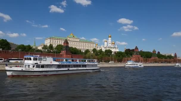 莫斯科, 俄罗斯-5月12日。2018. 在经过克里姆林宫的河流上航行的船只 — 图库视频影像
