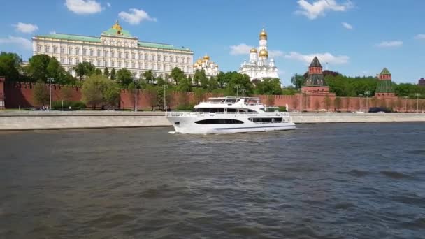 Moskou, Rusland - 12 mei. 2018. yacht-restaurant Palma De Sotsji varen op rivier langs het Kremlin — Stockvideo