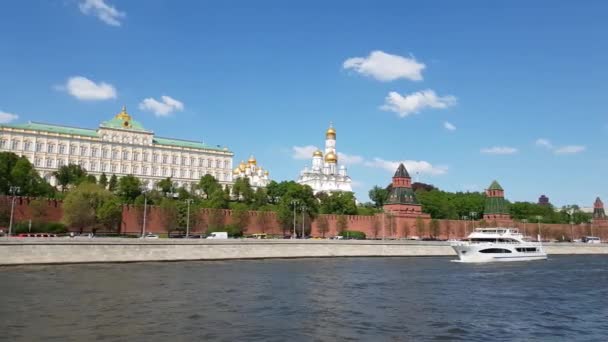 Moscow, Russia - May 12. 2018. Yacht-restaurant Palma De Sochi sail on river past the Kremlin — Stock Video