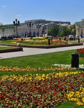 Moscow, Rusya Federasyonu - 12 Mayıs. 2018 Manezhnaya Meydanı bahar renkleri.