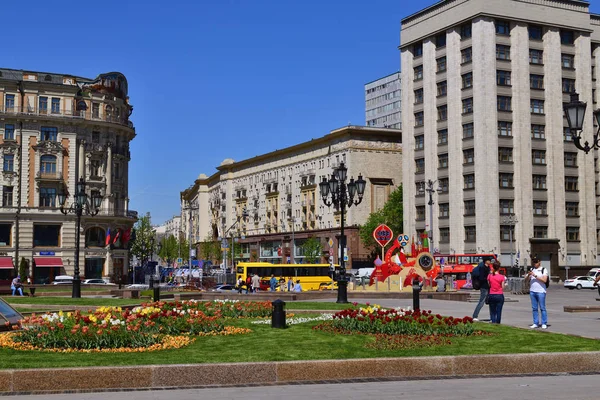 Moscow, Rusya Federasyonu - 12 Mayıs. 2018 Manezhnaya Meydanı bahar renkleri.