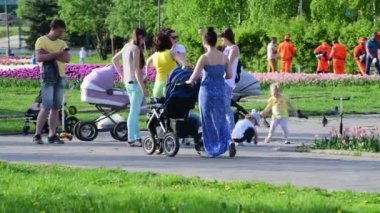 Moscow, Rusya Federasyonu - 15 Mayıs. 2018. anneler bebek arabası ile Zelenograd Bulvarı boyunca yürümek