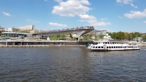 Moscou, Russie - 12 mai. 2018. pont suspendu dans le parc Zaryadye et embarcations de plaisance — Video