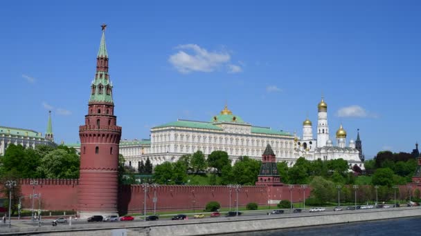 Terraplén del Kremlin en primavera en Moscú, Rusia — Vídeo de stock