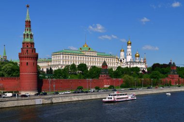 Moscow, Rusya Federasyonu - 12 Mayıs. 2018 zevk tekneler Nehri üzerinde Kremlin yakınındaki.
