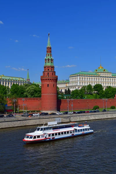 Moscú Rusia Mayo 2018 Barcos Recreo Río Cerca Del Kremlin — Foto de Stock