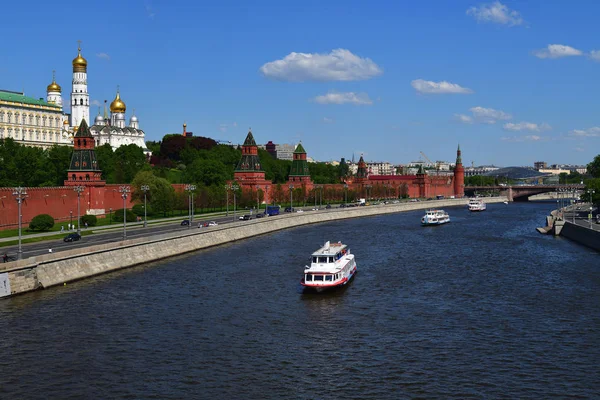 Москва Россия Мая 2018 Удовольственные Лодки Реке Возле Кремля — стоковое фото