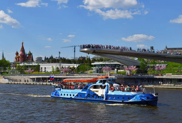 Moskva Ryssland Maj 2018 Hängbro Zaryadye Park Och Fritidsbåtar — Stockfoto
