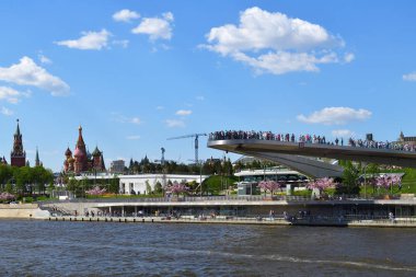 Moscow, Rusya Federasyonu - 12 Mayıs. Zaryadye park ve Kremlin asma köprü görünümünü 2018