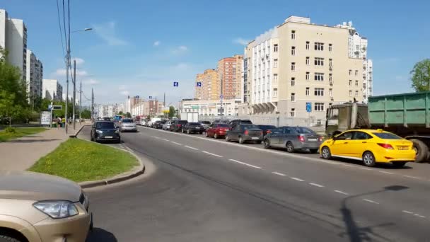 Moskau, Russland - 16. Mai. 2018. Verkehr auf der Kamenka-Straße in Zelenograd, Zeitlampen — Stockvideo