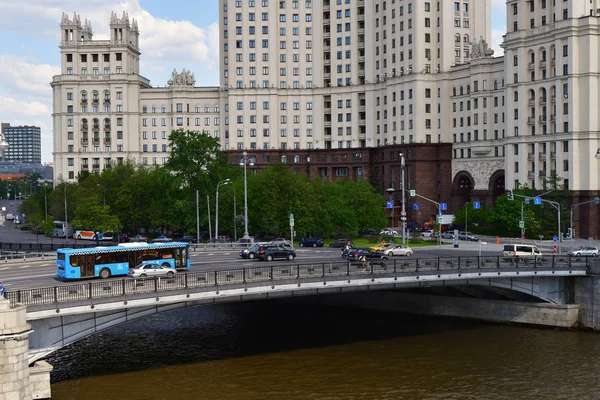 Moskau Russland Mai 2018 Verkehr Auf Der Kleinen Ustyinsky Brücke — Stockfoto