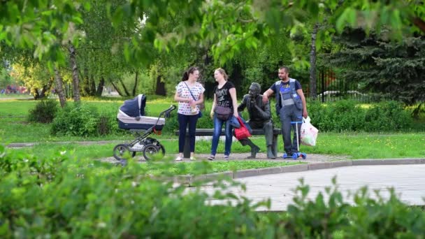 Moskou, Rusland - 15 mei. 2018. mensen met baby kinderwagens in zomer park in Zelenograd — Stockvideo