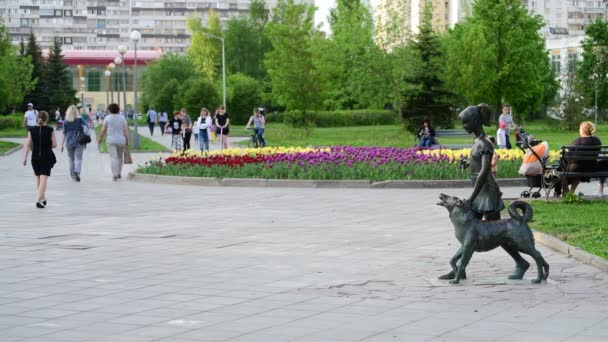 Moskva, Rusko - Květen 15. 2018. holka se psem je socha, na bulvár Zelenograd — Stock video