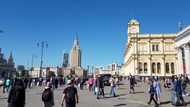 Moskva, Ryssland - 22 maj. 2018. panorama av Komsomolskaja torg med utsikt över hotel Leningradskaya — Stockvideo