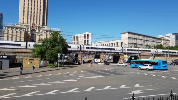 莫斯科, 俄罗斯-5月22日。2018. 高速列车 Sapsan 在共青团广场桥上行驶 — 图库视频影像