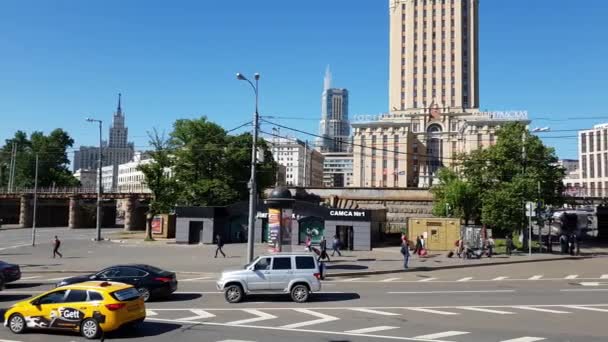 Moscow, Russia - May 22. 2018. Panorama of Komsomolskaya Square overlooking hotel Leningradskaya — Stock Video