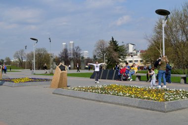 Moskova, Rusya - 30 Nisan. 2018. insanlar Cosmopark Kozmonotlar sokakta boyunca yürüyor