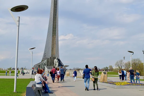 モスクワ ロシア連邦 2018 Cosmopark の宇宙飛行士路地沿い歩いています — ストック写真