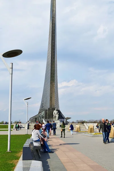 Moscow Oroszország Április 2018 Emberek Sétálnak Végig Űrhajósok Sikátor Cosmopark — Stock Fotó
