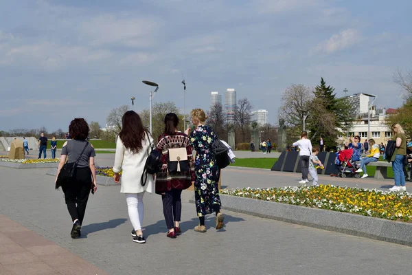 モスクワ ロシア連邦 2018 Cosmopark の宇宙飛行士路地沿い歩いています — ストック写真